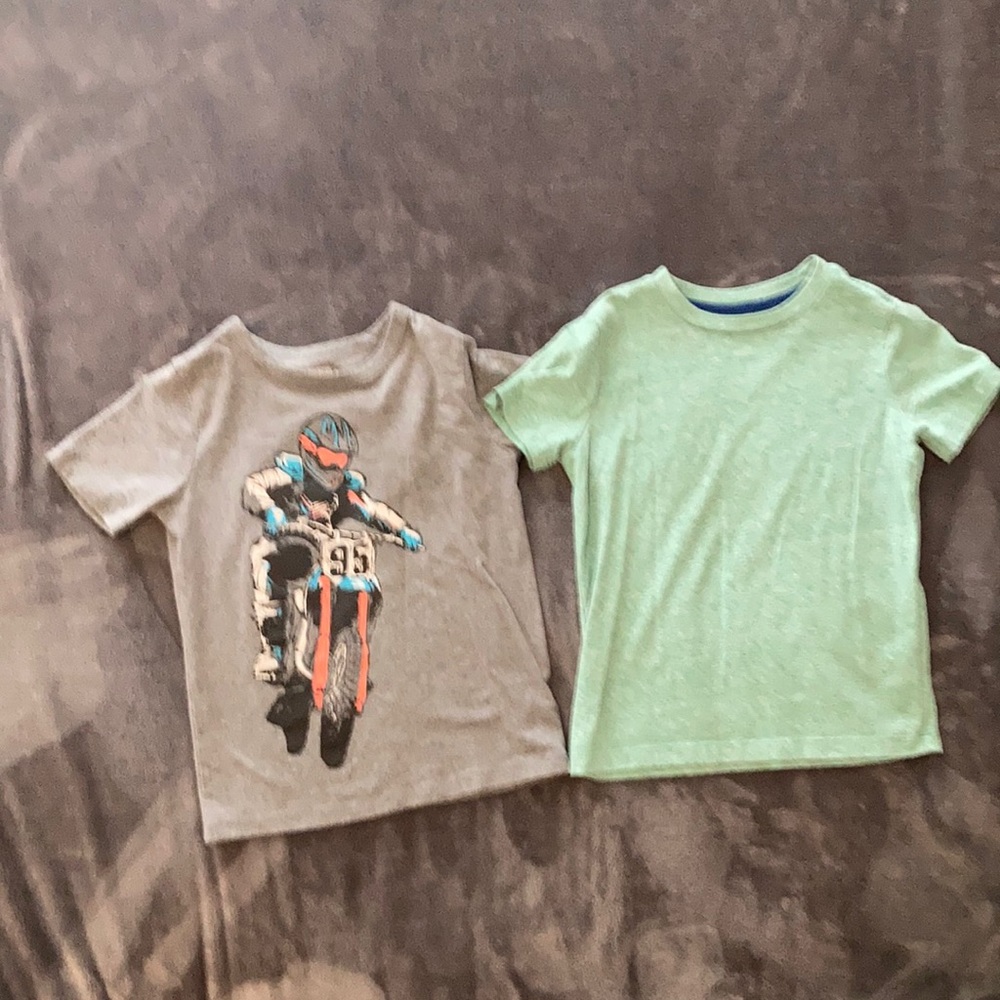 Two boys tee shirts. Size 5. Osh Kosh & Old Navy